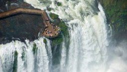 Cataratas del Iguazú: Desmontan la pasarela por la crecida