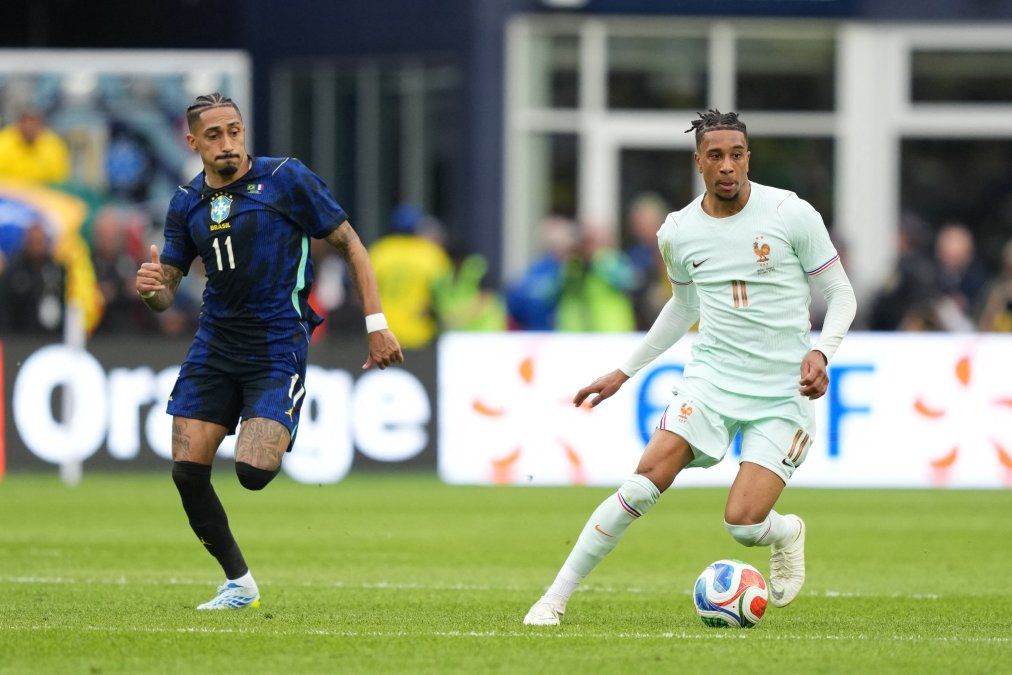 El brasileño Raphinha en acción ante Francia, antes de abandonar el campo por un problema muscular.