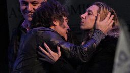 Los hermanos Milei con Adorni detrás.