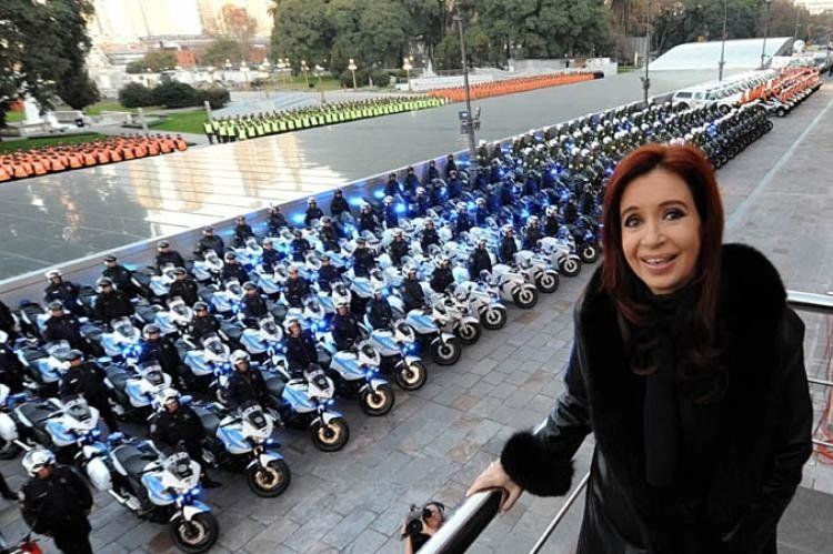 Cristina Fernández durante una entrega de material para la Policía Federal.