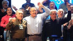 altText(Macri sale a calmar a la CGT: $ 3.000 millones por decreto a las obras sociales)}
