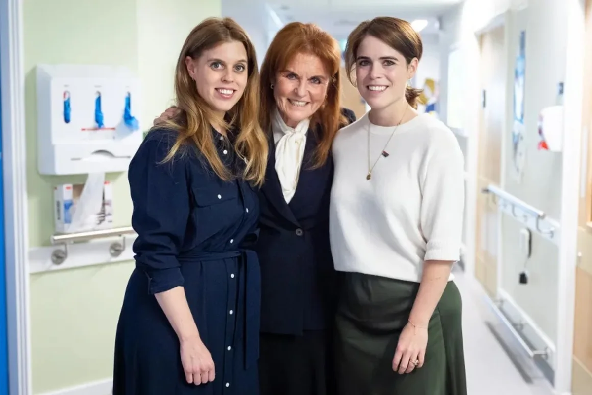Sarah Ferguson aparece junto a sus hijas, la princesa Beatriz y la princesa Eugenia, durante una visita a la unidad de Teenage Cancer Trust en el University College Hospital, Londres, en 2025. | GENTILEZA CNN Sarah Ferguson aparece junto a sus hijas, la princesa Beatriz y la princesa Eugenia, durante una visita a la unidad de Teenage Cancer Trust en el University College Hospital, Londres, en 2025. | GENTILEZA CNN