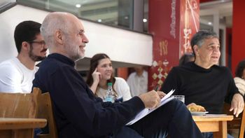 JxC debe mantenerse unido, según HRL sentado en un café junto a Jorge Macri en el barrio de Almagro (CABA). No estuvo Martín Lousteau. JxC debe mantenerse unido, según HRL sentado en un café junto a Jorge Macri en el barrio de Almagro (CABA). No estuvo Martín Lousteau.