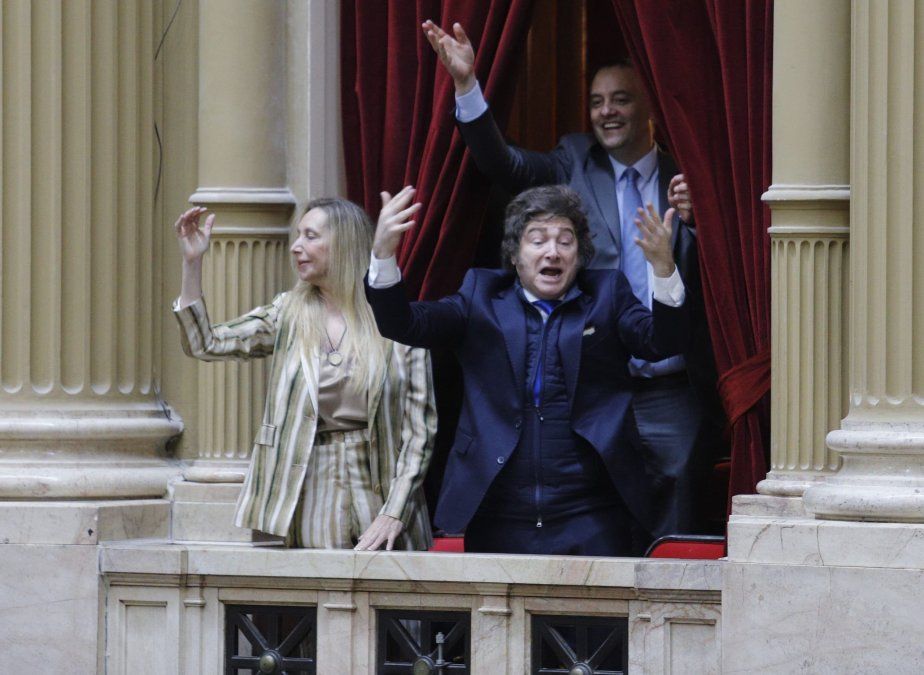 Los hermanos Milei y Manuel Adorni, cantando y arengando desde un palco durante la jura de los diputados electos. Los hermanos Milei y Manuel Adorni, cantando y arengando desde un palco durante la jura de los diputados electos.