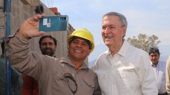 Juan Schiaretti y un amuleto infaltable. Juan Schiaretti y un amuleto infaltable.