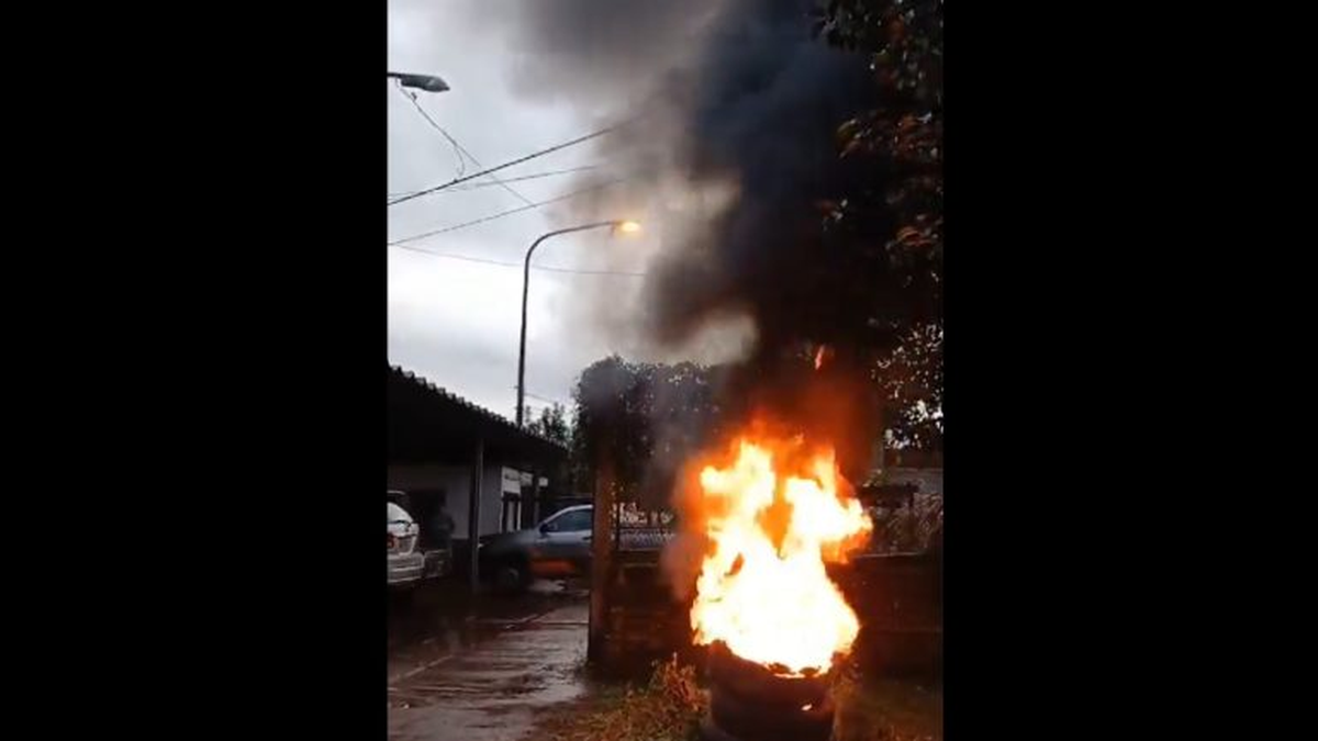 Esta mañana, los trabajadores de Energía de Misiones S.A. comenzaron con una quema de gomas. Esta mañana, los trabajadores de Energía de Misiones S.A. comenzaron con una quema de gomas.
