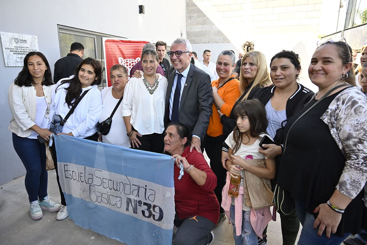 Julio Zamora, docentes y madres. Julio Zamora, docentes y madres.