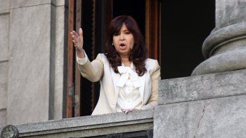 Cristina Kirchner disparó contra el Grupo Clarín, donde Alberto Fernández romperá el silencio ante los medios. Cristina Kirchner disparó contra el Grupo Clarín, donde Alberto Fernández romperá el silencio ante los medios.