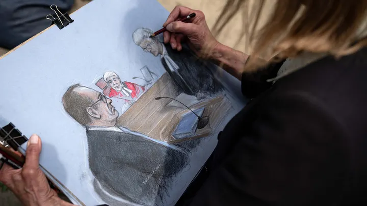 Un boceto de la corte muestra a Kevin Spacey dando testimonio en medio de su juicio por agresión sexual. Un boceto de la corte muestra a Kevin Spacey dando testimonio en medio de su juicio por agresión sexual.