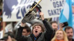 Milei y la motosierra, símbolo libertario del ajuste. Milei y la motosierra, símbolo libertario del ajuste.