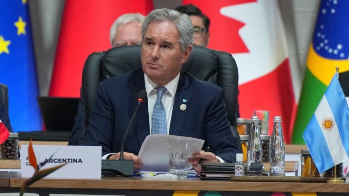 G20: La delegación argentina, encabezada por el canciller Pablo Quirno, no respaldó el documento final de la Cumbre de Líderes en Sudáfrica por considerar que no se respetó el principio fundamental del consenso entre los miembros. G20: La delegación argentina, encabezada por el canciller Pablo Quirno, no respaldó el documento final de la Cumbre de Líderes en Sudáfrica por considerar que no se respetó el principio fundamental del consenso entre los miembros.