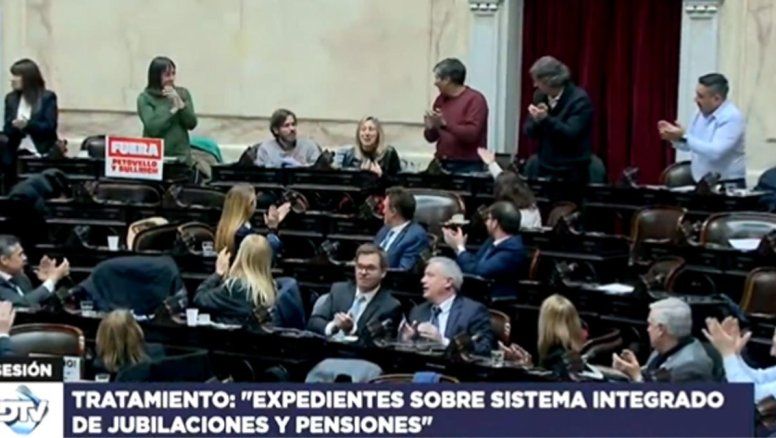 Myriam Bregman renunció a su banca entre aplausos (incluso libertarios)