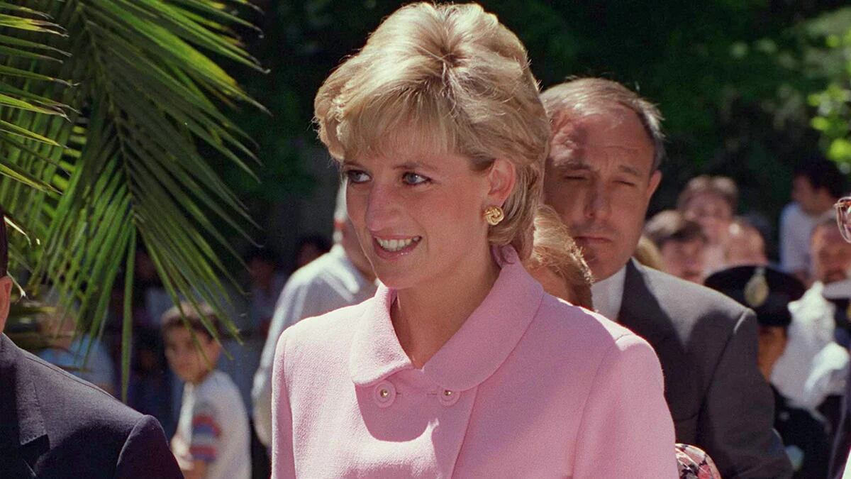 Lady Di visitó la provincia de Chubut en 1995, ya separada de Carlos. Quienes la acompañaron notaron una enorme tristeza detrás de su sonrisa. Lady Di visitó la provincia de Chubut en 1995, ya separada de Carlos. Quienes la acompañaron notaron una enorme tristeza detrás de su sonrisa.