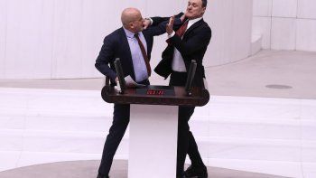 Diputados de Turquía, a las piñas en el recinto Diputados de Turquía, a las piñas en el recinto