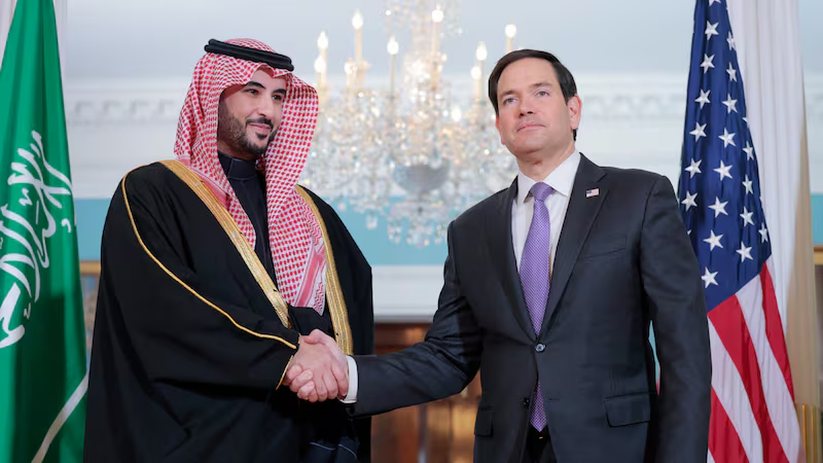 El ministro de Defensa saudí, Khalid bin Salman, con el secretario de Estado de Estados Unidos, Marco Rubio, durante una visita en Washington en febrero 2025. Fuente: AFP. El ministro de Defensa saudí, Khalid bin Salman, con el secretario de Estado de Estados Unidos, Marco Rubio, durante una visita en Washington en febrero 2025. Fuente: AFP.