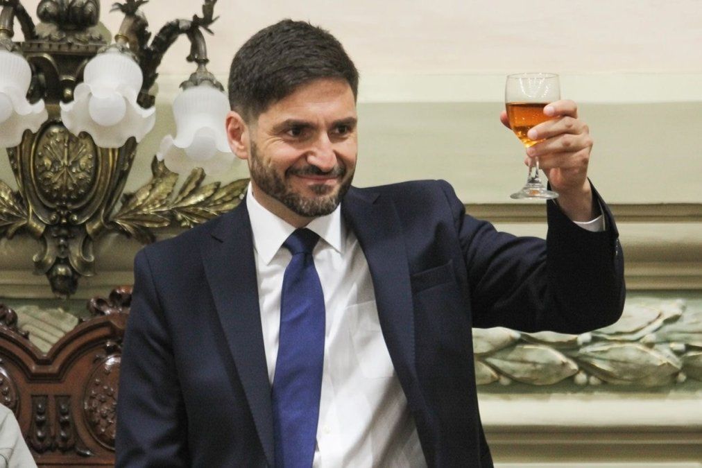 Mientras se redujo el empleo público y se deterioraron los salarios en áreas clave como educación y salud, la estructura de cargos políticos creció de manera exponencial y concentró los mayores ingresos del Estado.