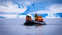 Un gomón de expedición se dirige a tierra firme durante un desembarco en la Antártida, una de las experiencias clave de estos viajes. Un gomón de expedición se dirige a tierra firme durante un desembarco en la Antártida, una de las experiencias clave de estos viajes.