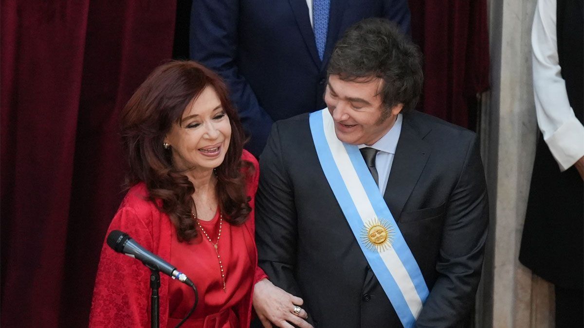 Javier Milei y Cristina Kirchner con cordialidad durante la asunción del libertario el 10/12 último. Ahora el Gobierno no suelta a los kukas para polarizar.