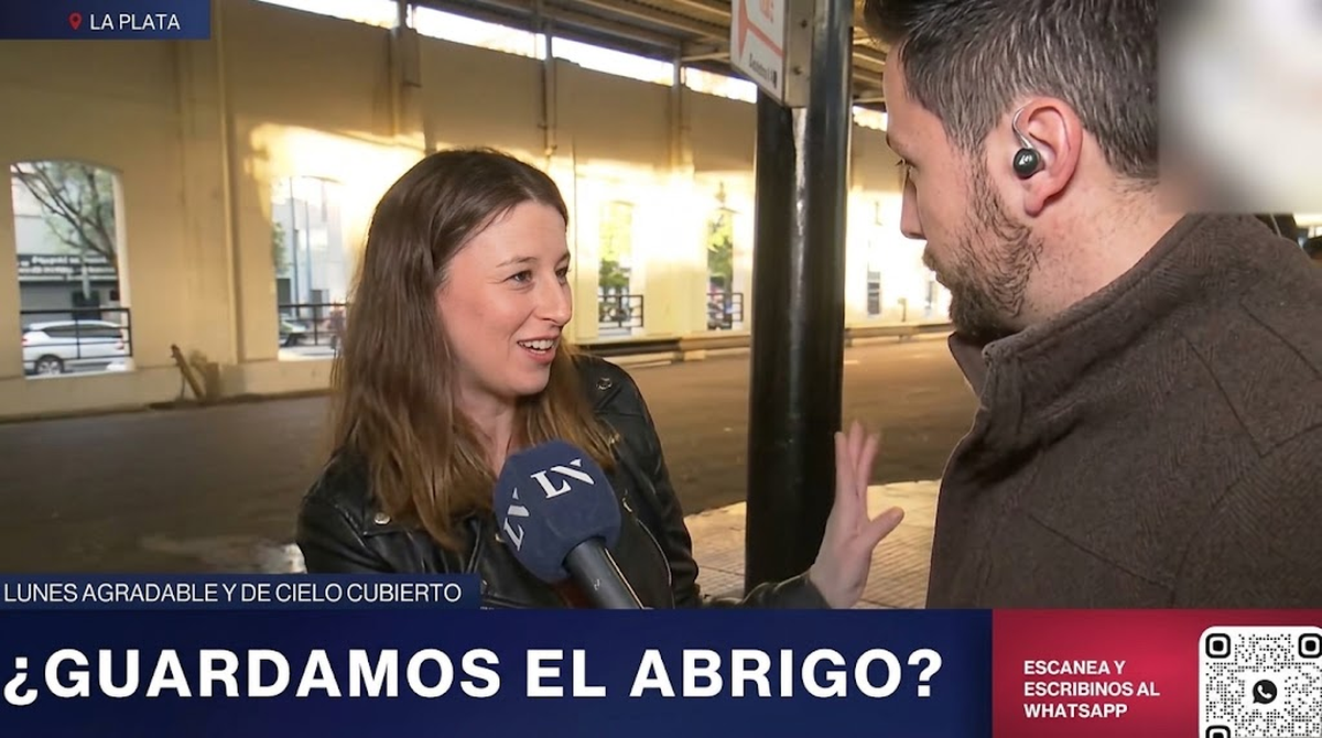 Durante un móvil de LN+ en La Plata, una mujer rechazó hablar del clima y cuestionó al Gobierno por las tierras para terminar despidiendo al periodista con una palmada. Foto: LN+ Durante un móvil de LN+ en La Plata, una mujer rechazó hablar del clima y cuestionó al Gobierno por las tierras para terminar despidiendo al periodista con una palmada. Foto: LN+