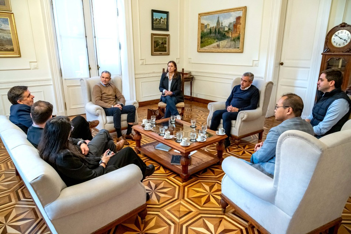 Previo a la inauguración, el intendente se reunió con responsables de la flamante sucursal y autoridades de la compañía de origen chino líder mundial en movilidad eléctrica e híbrida. Previo a la inauguración, el intendente se reunió con responsables de la flamante sucursal y autoridades de la compañía de origen chino líder mundial en movilidad eléctrica e híbrida.