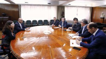 Quedó grande la mesa para la reunión de Batakis con los gobernadores. Quedó grande la mesa para la reunión de Batakis con los gobernadores.