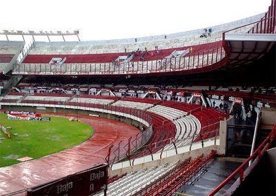 Más allá de que la entidad de Núñez presentó su descargo, no pudo evitar la clausura de la totalidad de la Centenario alta. Es que para el partido con Boca ya había sufrido el cierre del codo (platea) de ese sector del estadio Monumental, con capacidad pa