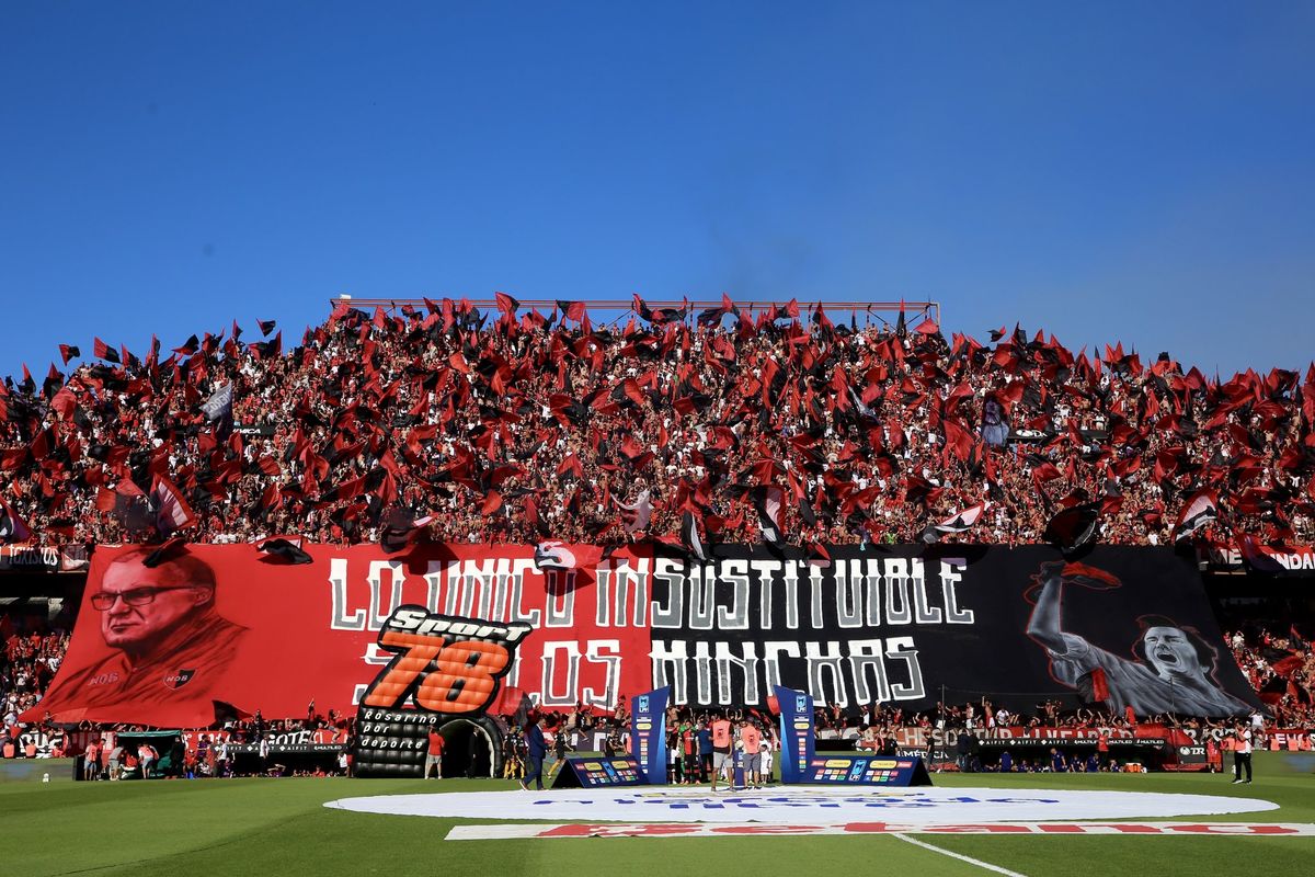 En el clásico ante Rosario Central, la hinchada de Newell's colgó una bandera bajo la leyenda "Lo único insustituible son los hinchas", una icónica frase de Marcelo Bielsa; tras el partido, hubo incidentes entre hinchas leprosos y la policía En el clásico ante Rosario Central, la hinchada de Newell's colgó una bandera bajo la leyenda "Lo único insustituible son los hinchas", una icónica frase de Marcelo Bielsa; tras el partido, hubo incidentes entre hinchas leprosos y la policía