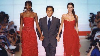 Valentino Garavani en pasarela junto a modelos de la maison, imagen que resume una era de la alta costura marcada por elegancia, oficio y legado. Valentino Garavani en pasarela junto a modelos de la maison, imagen que resume una era de la alta costura marcada por elegancia, oficio y legado.