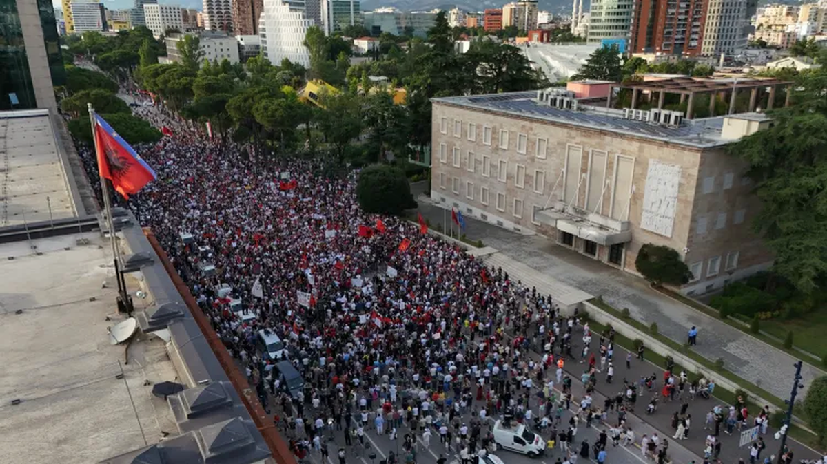 Los ciudadanos protestan contra la venta de un tramo de costa en Zvernec, que forma parte de un proyecto turístico vinculado a Jared Kushner, yerno del presidente estadounidense Donald Trump. ANADOLU VÍA GETTY IMAGES Los ciudadanos protestan contra la venta de un tramo de costa en Zvernec, que forma parte de un proyecto turístico vinculado a Jared Kushner, yerno del presidente estadounidense Donald Trump. ANADOLU VÍA GETTY IMAGES