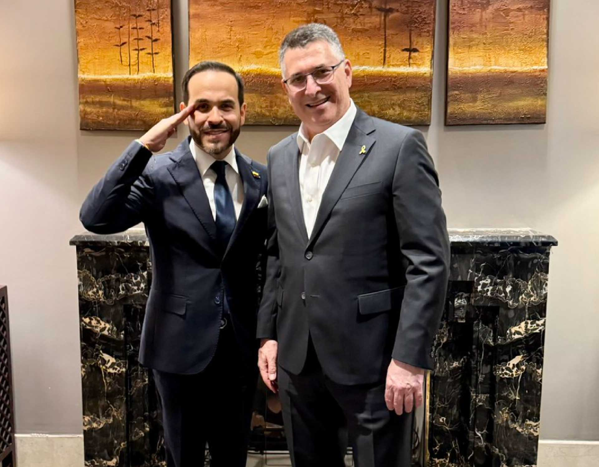 Abelardo de la Espriella junto a Gideon Sa’ar en noviembre de 2025, dos meses antes del inicio de la campaña presidencial Abelardo de la Espriella junto a Gideon Sa’ar en noviembre de 2025, dos meses antes del inicio de la campaña presidencial