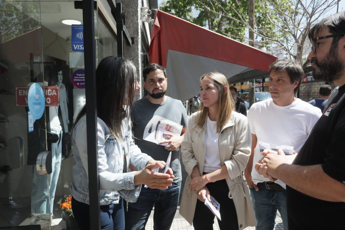 Comerciantes de la zona expresaron sus dificultades y acercaron propuestas que Clara Muzzio atendió junto a su equipo Comerciantes de la zona expresaron sus dificultades y acercaron propuestas que Clara Muzzio atendió junto a su equipo