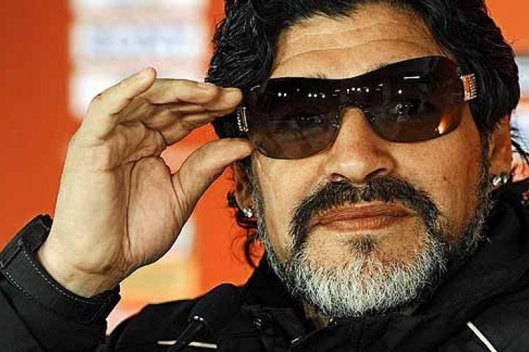 Maradona, otra vez desafía al poder del Fútbol. Una pena que no lo haga cuando le conviene.