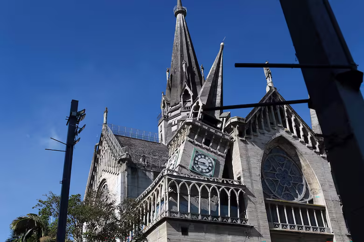 Colaps&oacute; una torre lateral de la Catedral Manizales | ANDRES VALENCIA - AFP