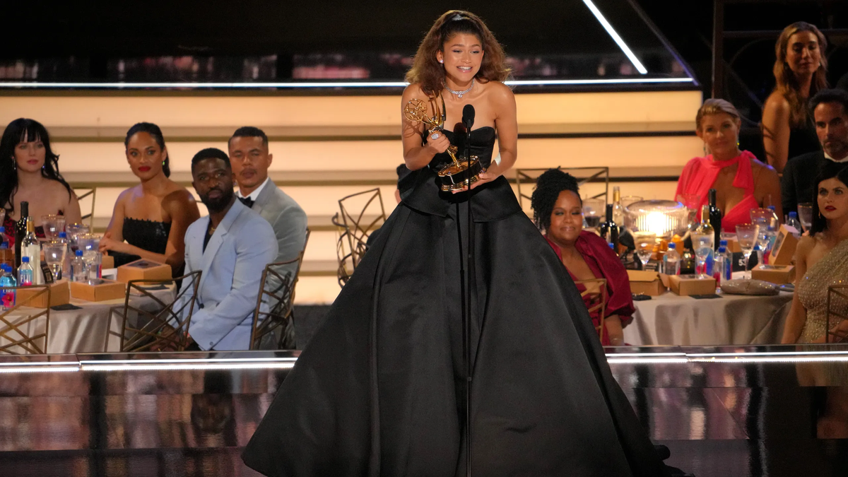 Zendaya levantando el galardón de TV en la noche del lunes.