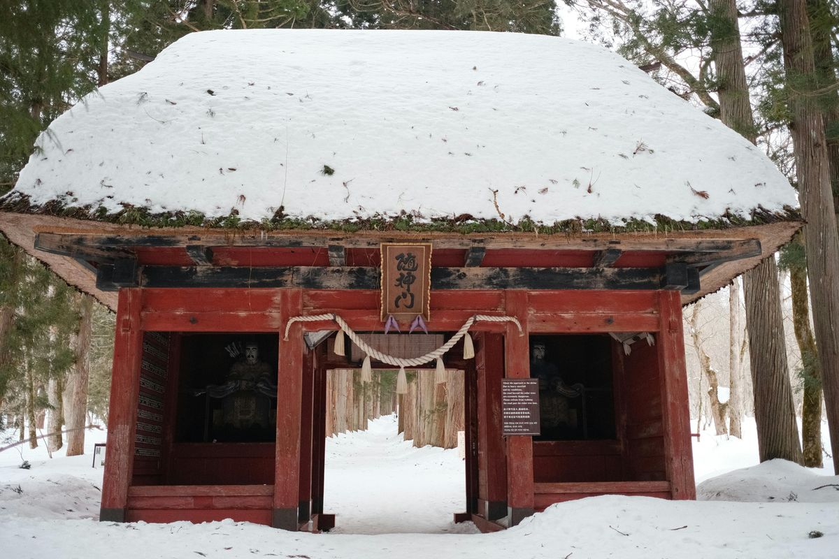 Una puerta tradicional japonesa se alza entre la nieve en Niseko, Japón, un contraste entre espiritualidad y paisaje alpino. Foto: Shashank Brahmavar. Una puerta tradicional japonesa se alza entre la nieve en Niseko, Japón, un contraste entre espiritualidad y paisaje alpino. Foto: Shashank Brahmavar.