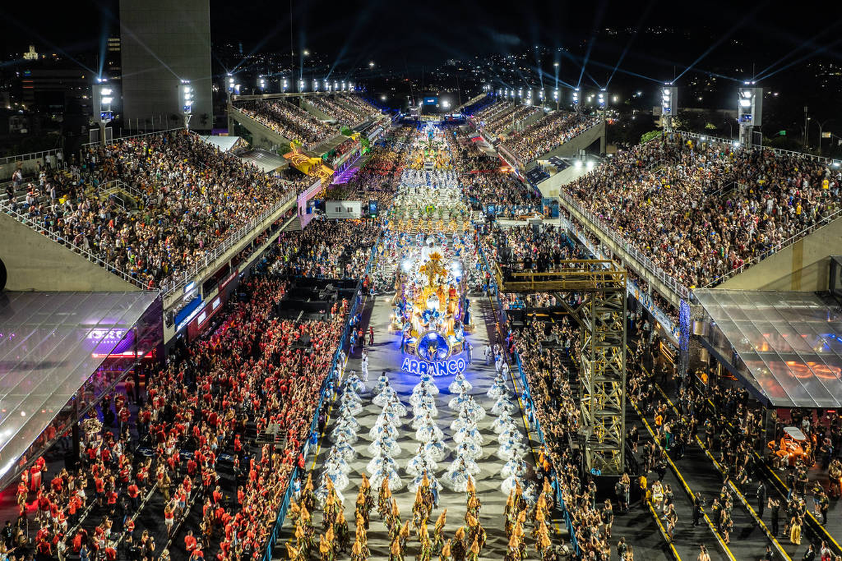 Imagen tomada con un dron el 28 de febrero de 2025 de juerguistas asistiendo a los desfiles del Carnaval de Río de Janeiro 2025 en la avenida Marques De Sapucai, en Río de Janeiro, Brasil. Imagen tomada con un dron el 28 de febrero de 2025 de juerguistas asistiendo a los desfiles del Carnaval de Río de Janeiro 2025 en la avenida Marques De Sapucai, en Río de Janeiro, Brasil.