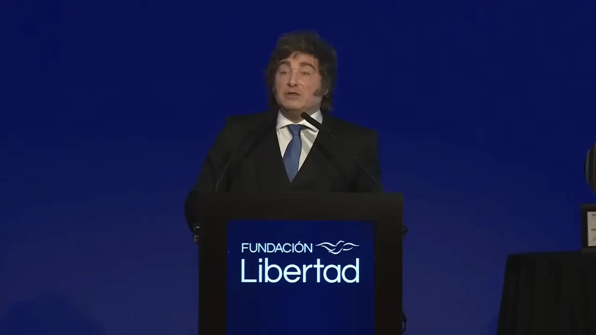 Javier Milei afirmó que es el más afectado por la economía por congelar su sueldo, en un contexto de caída del consumo, baja de imagen y fuerte deterioro del poder adquisitivo. Fuente: YouTube Javier Milei afirmó que es el más afectado por la economía por congelar su sueldo, en un contexto de caída del consumo, baja de imagen y fuerte deterioro del poder adquisitivo. Fuente: YouTube