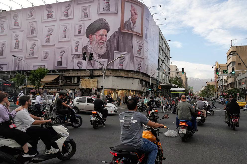 Motociclistas pasan ante un cartel con la imagen del ayatolá Alí Khamenei, líder supremo de Irán muerto en los ataques estadounidenses e israelíes del 28 de febrero, en el centro de Teherán el 6 de mayo de 2026. Motociclistas pasan ante un cartel con la imagen del ayatolá Alí Khamenei, líder supremo de Irán muerto en los ataques estadounidenses e israelíes del 28 de febrero, en el centro de Teherán el 6 de mayo de 2026.