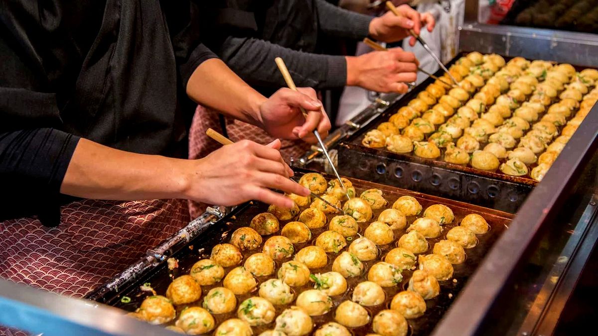 La preparación de Takoyaki es una entrada muy accesible que ofrece la serie culinaria de Netflix, Street Food Asia.