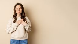 ¿Cómo calmar el dolor sin medicamentos? / Imagen de benzoix﻿ en Freepik.