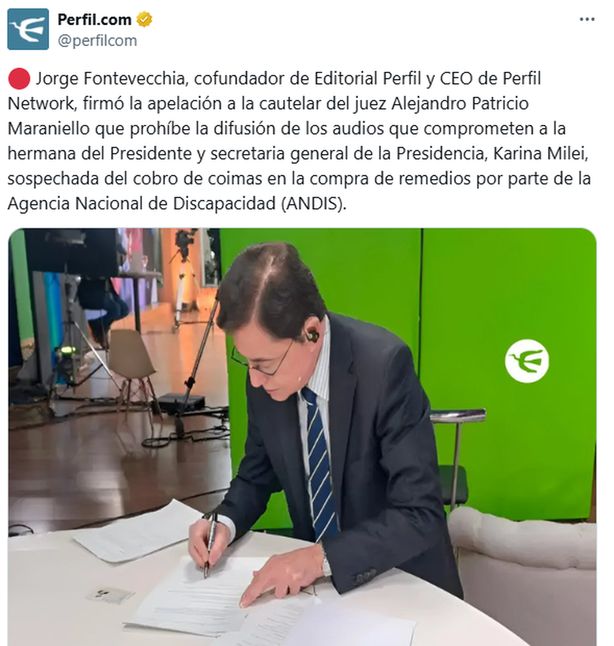 Jorge Fontevecchia firmando la presentaci&oacute;n judicial para desactivar la cautelar que benefici&oacute; a Karina Milei en la difusi&oacute;n de los audios que la compromenten.