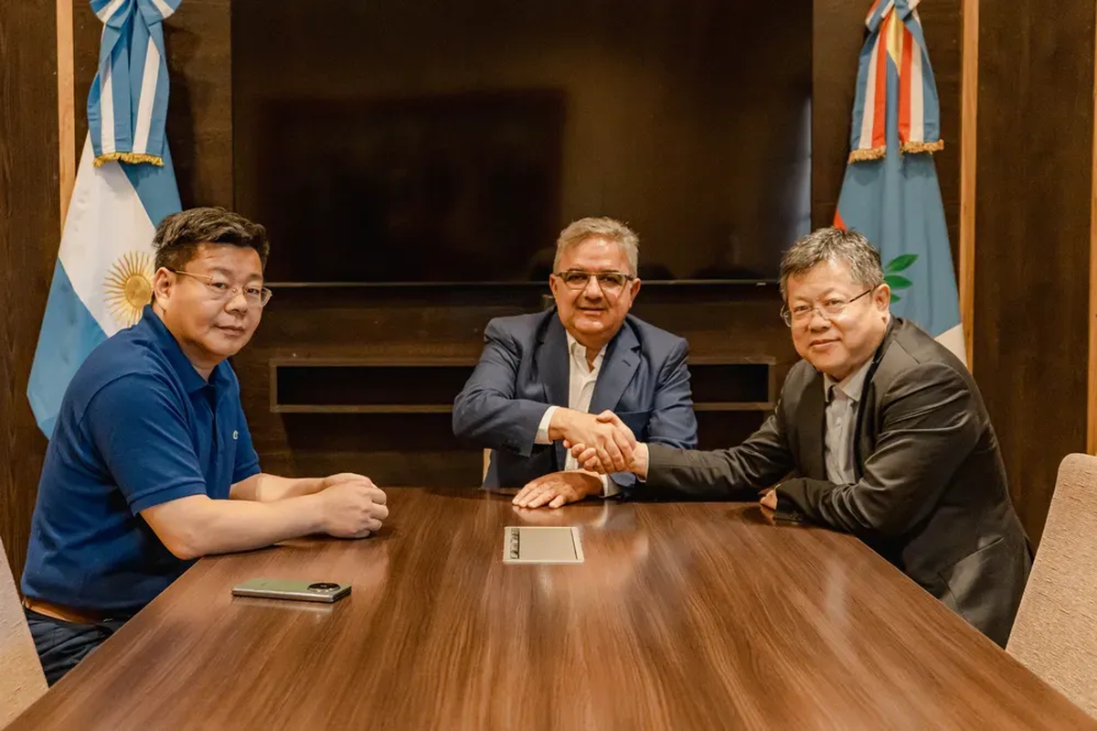 Goberandor Raúl Alejandro Jalil y direcgtivos de China Zijin. Goberandor Raúl Alejandro Jalil y direcgtivos de China Zijin.