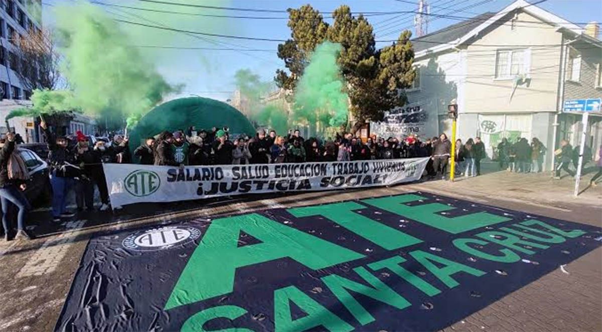 Santa Cruz atraviesa una de las etapas de mayor conflictividad social de los últimos años con protestas y un escenario de tensión que preocupa al Gobierno. Santa Cruz atraviesa una de las etapas de mayor conflictividad social de los últimos años con protestas y un escenario de tensión que preocupa al Gobierno.