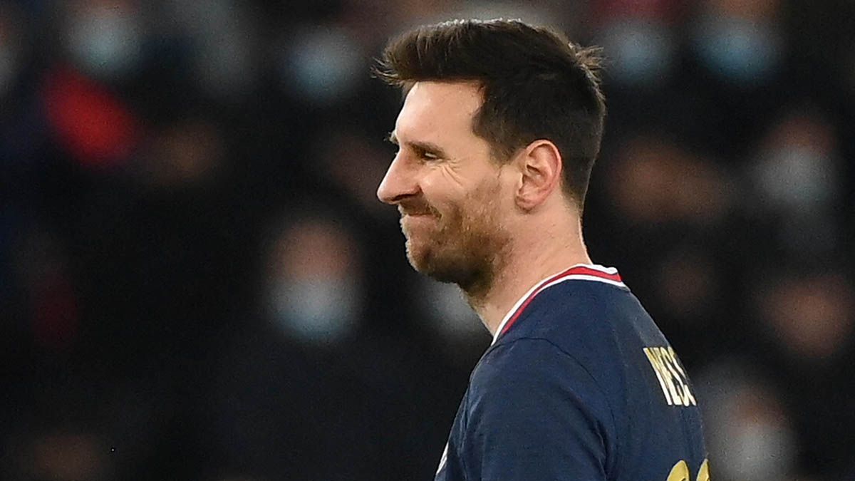 Karim Benzema, goleador de Real Madrid y rival de París Saint Germain en la Champions, aseguró que “el que critica” a Lionel Messi “no entiende nada de fútbol”.