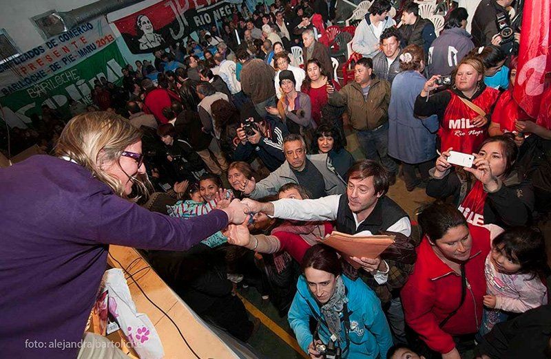 Tal como puede apreciarse, María Eugenia Martini es a intendente provisoria candidata a intendente permanente de Bariloche. Escasa convocatoria (cerca del palco, muchos espacios y encima camisetas del MILES de Luis DElía...) Foto Bariloche 2000.