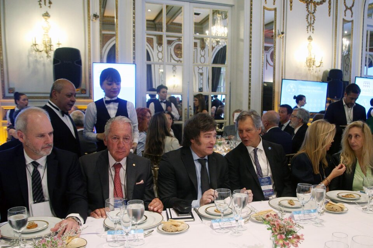 Javier Milei junto a Daniel Funes de Rioja y Marcos Pereda, en el almuerzo con empresarios, que hoy reciben a Sergio Massa a la misma hora, en el mismo lugar y con el mismo cuestionario. Aunque confiesan que la "balanza" podría no estar tan pareja... Javier Milei junto a Daniel Funes de Rioja y Marcos Pereda, en el almuerzo con empresarios, que hoy reciben a Sergio Massa a la misma hora, en el mismo lugar y con el mismo cuestionario. Aunque confiesan que la "balanza" podría no estar tan pareja...