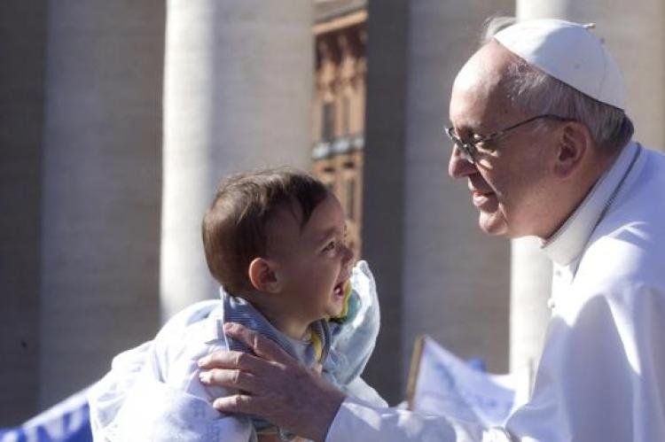 Es custodiar toda la creación, la belleza de la creación, como se nos dice en el libro del Génesis y como nos muestra san Francisco de Asís: es tener respeto por todas las criaturas de Dios y por el entorno en el que vivimos. Es custodiar a la gente, el