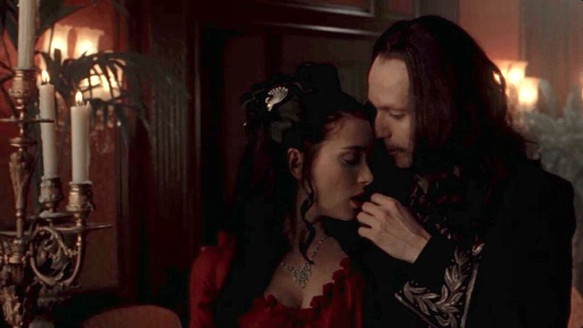 Winona Ryder interpreta a Mina y Gary Oldman a Drácula.