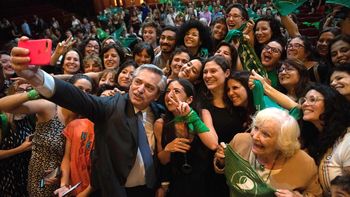 Alberto Fernández con seguidoras de pañuelos verdes Alberto Fernández con seguidoras de pañuelos verdes