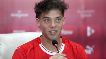 Santiago Santi Marateaanunció la colecta para poder saldar las deudas de Independiente y, en nada másque tres horas, recaudó 230 millones de pesos. (Foto: Noticias Argentinas) Santiago Santi Marateaanunció la colecta para poder saldar las deudas de Independiente y, en nada másque tres horas, recaudó 230 millones de pesos. (Foto: Noticias Argentinas)